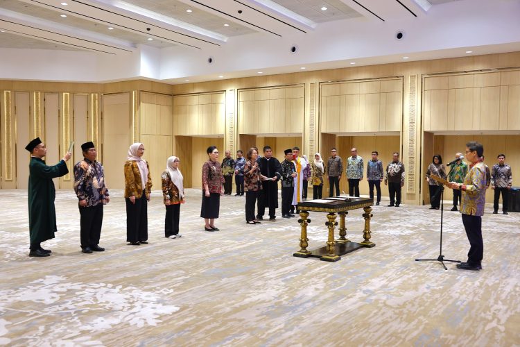 Lantik 6 Pejabat Tinggi, Menteri Menkes Tekankan Stabilitas Regulasi Kesehatan