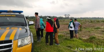 Dari Balik Seragam ke Ladang: Kapolsek Tanah Jawa Dukung Ketahanan Pangan dengan Menanam Jagung