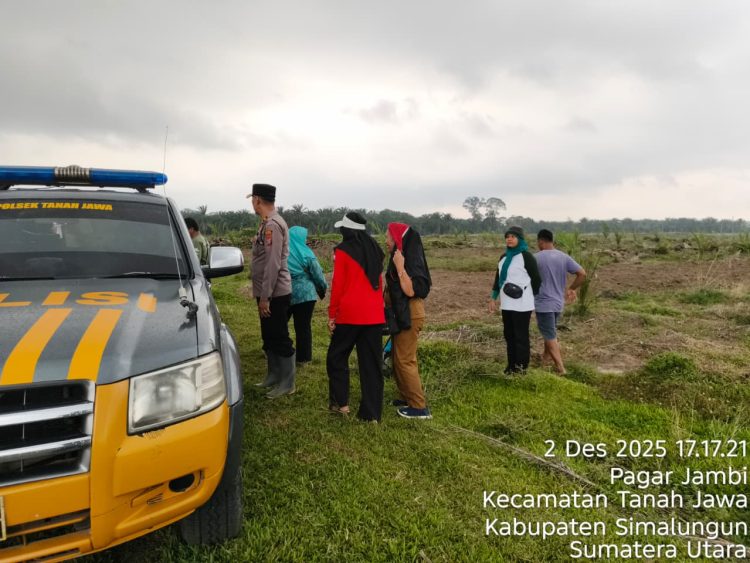 Dari Balik Seragam ke Ladang: Kapolsek Tanah Jawa Dukung Ketahanan Pangan dengan Menanam Jagung