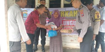 Jumat Berkah Polsek Tanah Jawa: Berbagi Kebahagiaan dengan Warga Kurang Mampu di Mekar Mulia
