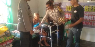 Jumat Berkah! Polsek Tanah Jawa Bagikan Sembako ke Warga Kurang Mampu, Wujud Polri Peduli dan Dekat dengan Rakyat