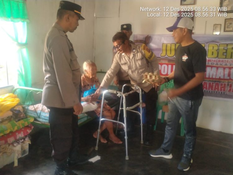 Jumat Berkah! Polsek Tanah Jawa Bagikan Sembako ke Warga Kurang Mampu, Wujud Polri Peduli dan Dekat dengan Rakyat