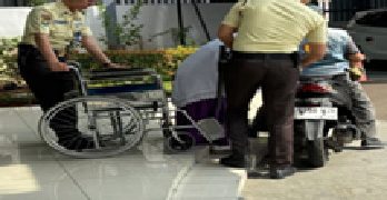 Pelayanan Humanis, Security BRI Bintaro Dampingi Nasabah Pensiunan Lansia Pengguna Kursi Roda
