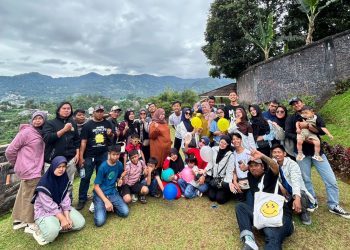 Kebersamaan Hangat Keluarga Besar di Tengah Sejuknya Pemandangan Pegunungan