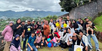Kebersamaan Hangat Keluarga Besar di Tengah Sejuknya Pemandangan Pegunungan