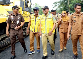 Tinjau Kegiatan Pekerjaan Jalan di Kecamatan Tapian Dolok dan Bandar Huluan, Bupati Simalungun: “Mari Bersama-sama Kita Rawat Jalan Ini