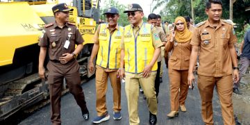 Tinjau Kegiatan Pekerjaan Jalan di Kecamatan Tapian Dolok dan Bandar Huluan, Bupati Simalungun: “Mari Bersama-sama Kita Rawat Jalan Ini