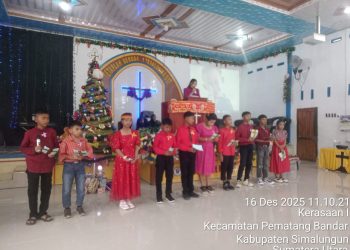 Bhabinkamtibmas Polsek Perdagangan Hadiri Perayaan Natal SMP Yayasan Kerasaan, Berikan Pesan Kamtibmas di Tengah Kegembiraan Siswa