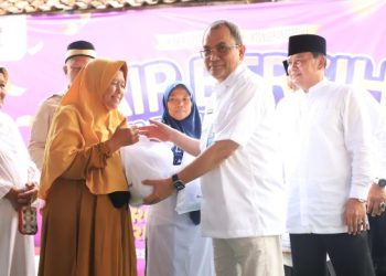 Perumdam TKR Salurkan Bantuan Pemasangan Air PDAM Gratis bagi 250 Warga Desa Tanjakan Mekar
