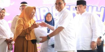 Perumdam TKR Salurkan Bantuan Pemasangan Air PDAM Gratis bagi 250 Warga Desa Tanjakan Mekar
