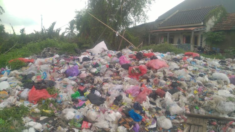 Lahan Pribadi Warga Kronjo Pontang, Dijadikan Tempat Pembuangan Sampah, Oleh Kades Kronjo