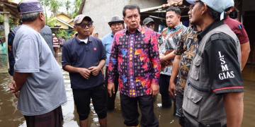 Bupati Tangerang Salurkan Bantuan bagi Korban Banjir di Pakuhaji