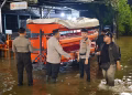 Anggota Polres Metro Tangerang Kota Turun Lapangan Bantu Warga Terdampak Banjir