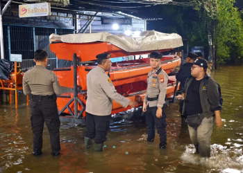 Anggota Polres Metro Tangerang Kota Turun Lapangan Bantu Warga Terdampak Banjir