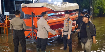 Anggota Polres Metro Tangerang Kota Turun Lapangan Bantu Warga Terdampak Banjir