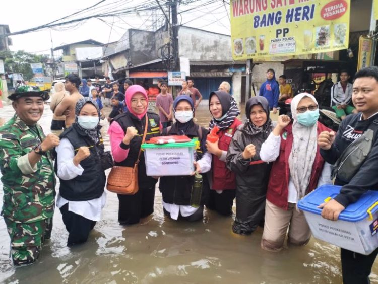 Tinjau Daerah Terdampak Banjir, Wali Kota Tangerang Perintahkan OPD Gerak Cepat Pastikan Bantuan untuk Warga