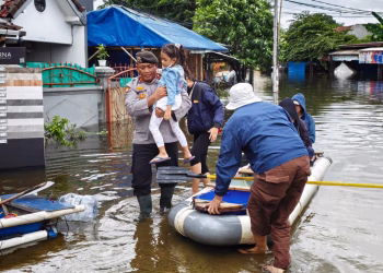 Hadir di Tengah Bencana, Polres Metro Tangerang Kota Bantu Evakuasi Warga Terdampak Banjir