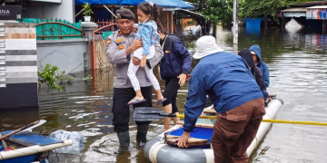 Hadir di Tengah Bencana, Polres Metro Tangerang Kota Bantu Evakuasi Warga Terdampak Banjir