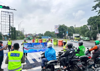 Ops Keselamatan Jaya 2026, Polisi Turun ke Lampu Merah Edukasi Pengendara di Kota Tangerang