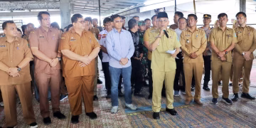 Dukung Gerakan Indonesia ASRI, Bupati Simalungun Ajak ASN Lakukan Kegiatan Bersih-bersih Lingkungan Kerja Usai Apel Pagi