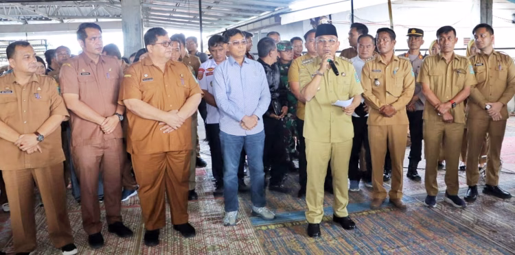 Dukung Gerakan Indonesia ASRI, Bupati Simalungun Ajak ASN Lakukan Kegiatan Bersih-bersih Lingkungan Kerja Usai Apel Pagi