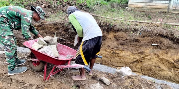 Satgas TMMD ke-127 Kodim 0207/Simalungun dan Warga Kompak Bangun Drainase di Nagori Bahapal