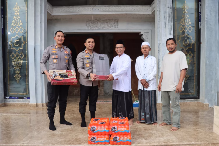 Kapolres Metro Tangerang Kota Pimpin Kegiatan Bhayangkara Jakarta ASRI di Masjid Nurul Haq