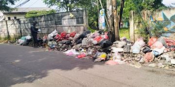 Pengguna Jalan Keluhkan Tumpukan Sampah di Jalan Cijengkir Pasirandu Curug