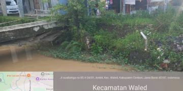 Tanggul Kali Aliran Bendungan Waled Perbatasan Desa Ambit Dan Desa Ciuyah Kabupaten Cirebon Roboh Bahaya Untuk Warga