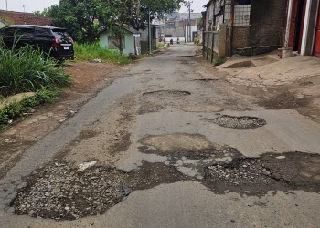 Menjelang Lebaran Akses Jalan Villa Bandung Rusak Parah Warga Kecewa, Pemkab Bandung tidak ada perhatian