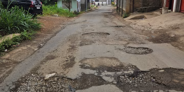 Menjelang Lebaran Akses Jalan Villa Bandung Rusak Parah Warga Kecewa, Pemkab Bandung tidak ada perhatian
