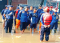 Semangat petugas BPBD kota Tangerang tanganin korban banjir di tengah bulan puasa