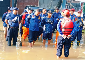 Semangat petugas BPBD kota Tangerang tanganin korban banjir di tengah bulan puasa