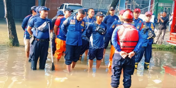 Semangat petugas BPBD kota Tangerang tanganin korban banjir di tengah bulan puasa