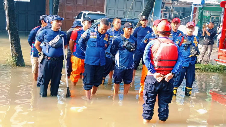 Semangat petugas BPBD kota Tangerang tanganin korban banjir di tengah bulan puasa
