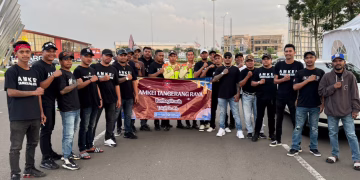 DPW AMKEI Tangerang Raya Bagikan Takjil Gratis di Perempatan Symphony Gading Serpong