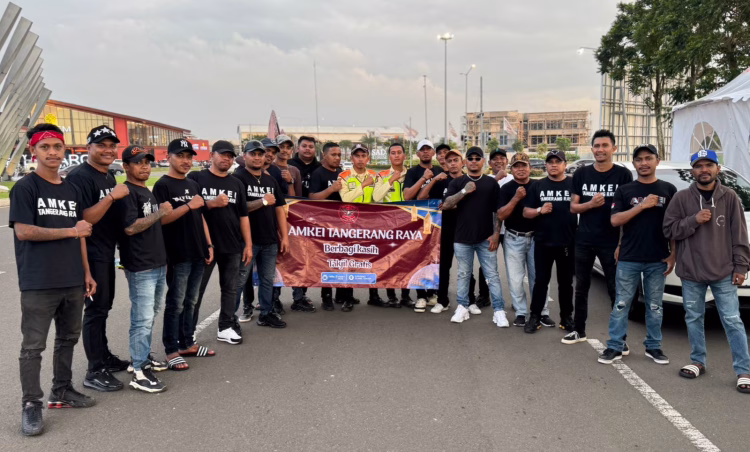 DPW AMKEI Tangerang Raya Bagikan Takjil Gratis di Perempatan Symphony Gading Serpong