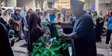 Tebar Kebahagiaan Jelang Idulfitri, Mazhab HM Bagikan 300 Paket Lebaran untuk Warga Depok