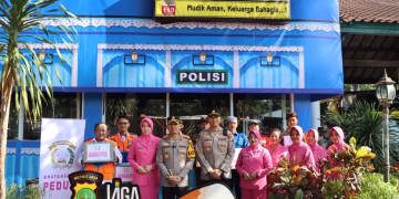 Kapolres Metro Tangerang Kota Tinjau Pos Mudik dan Salurkan Bantuan Bhayangkari Peduli