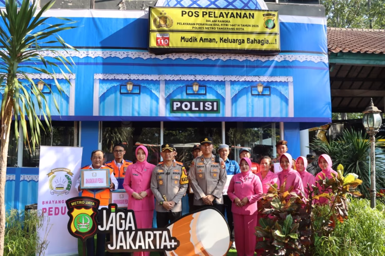 Kapolres Metro Tangerang Kota Tinjau Pos Mudik dan Salurkan Bantuan Bhayangkari Peduli