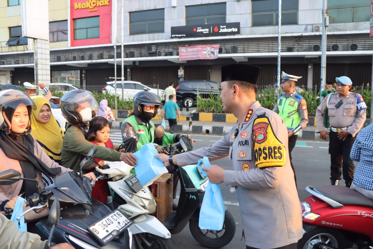 Kapolrestro Tangerang Kota Berbagi Takjil hingga Buka Puasa Bersama Da’i Kamtibmas
