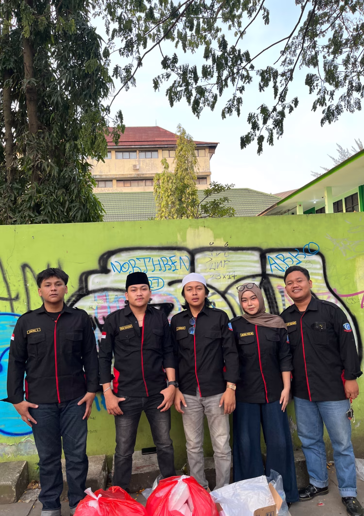 BEM FH UMT Berbagi Nasi Kotak Gratis, Perkuat Kepedulian Sosial Dibulan Suci Ramadhan