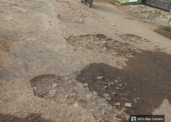 Masyarakat Desa Ambit Waled Keluhkan Jalan Rusak, Pemda Kabupaten Cirebon Dinilai Tidak Responsif