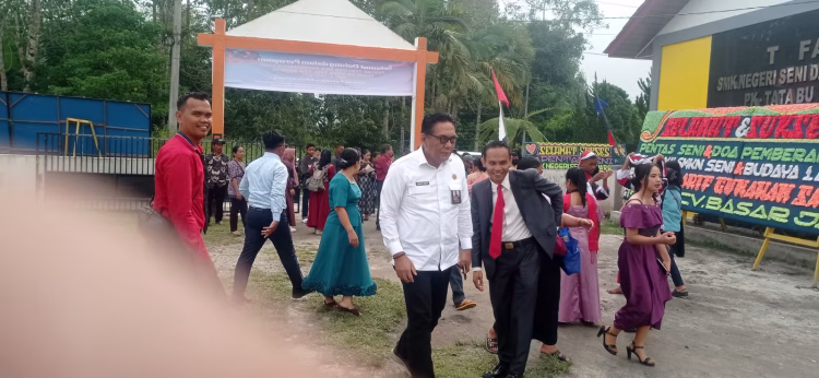 Pentas Seni dan Doa Pemberangkatan Kelas XII SMK Negeri Seni dan Budaya Raya Berjalan Sukses dan Meriah