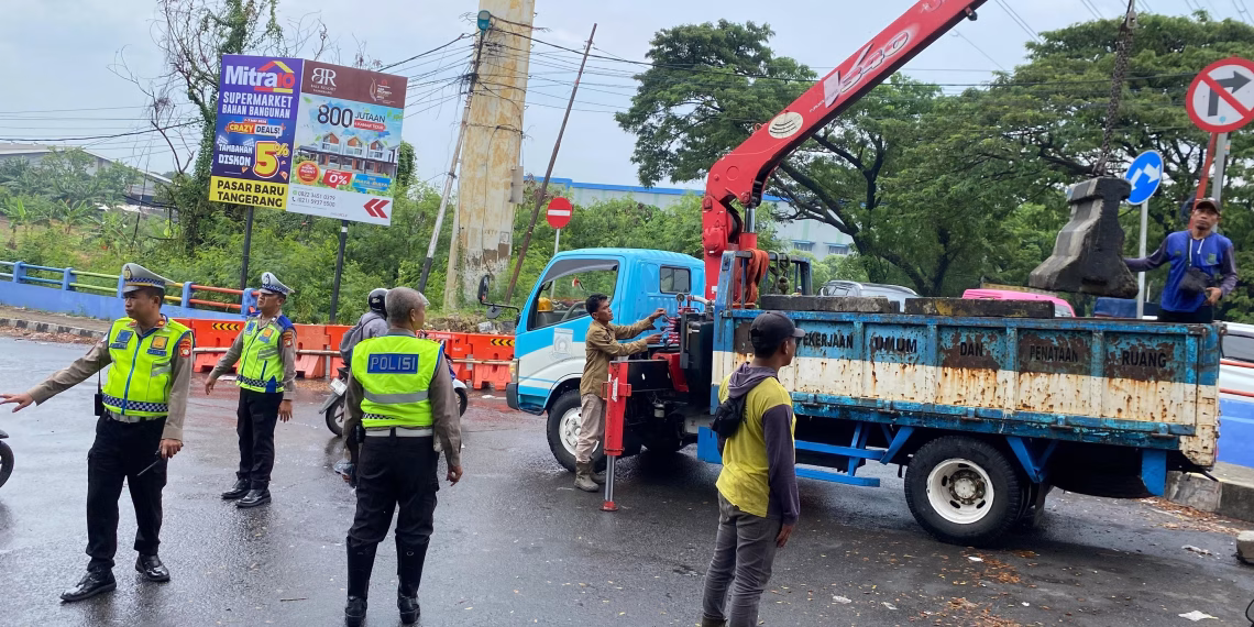 Tingkatkan Keselamatan, Satlantas Polres Metro Tangerang Kota Lakukan Penataan Lalin di Jembatan Bayur