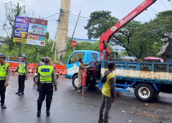 Tingkatkan Keselamatan, Satlantas Polres Metro Tangerang Kota Lakukan Penataan Lalin di Jembatan Bayur