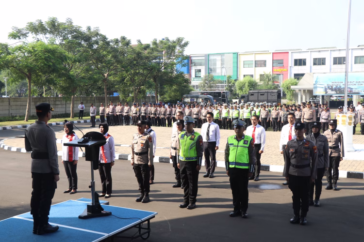 Kapolres Metro Tangerang Kota Pimpin Upacara Penghargaan 25 Personel Berprestasi