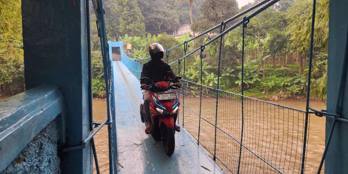 Viral Dijuluki ‘Jembatan MBG’ karena Warnanya, Pemkot Depok Selesaikan Perawatan Jembatan Penghubung Dua Kelurahan dalam 2 Hari