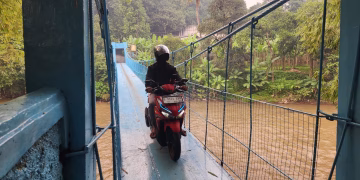 Viral Dijuluki ‘Jembatan MBG’ karena Warnanya, Pemkot Depok Selesaikan Perawatan Jembatan Penghubung Dua Kelurahan dalam 2 Hari