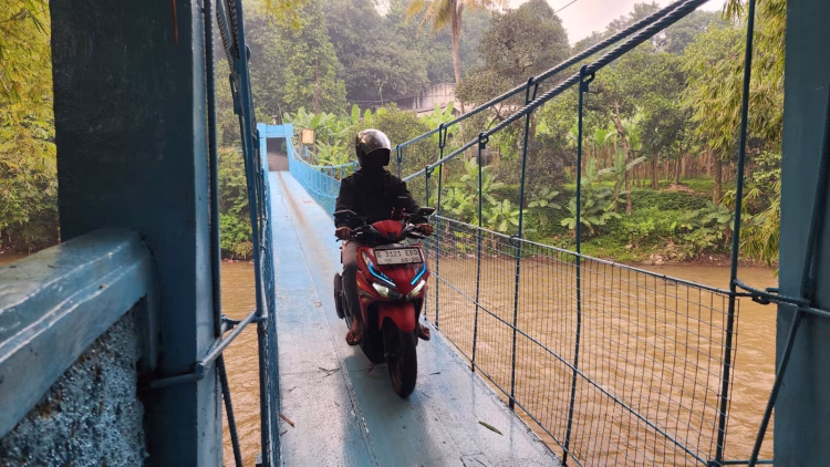 Viral Dijuluki ‘Jembatan MBG’ karena Warnanya, Pemkot Depok Selesaikan Perawatan Jembatan Penghubung Dua Kelurahan dalam 2 Hari
